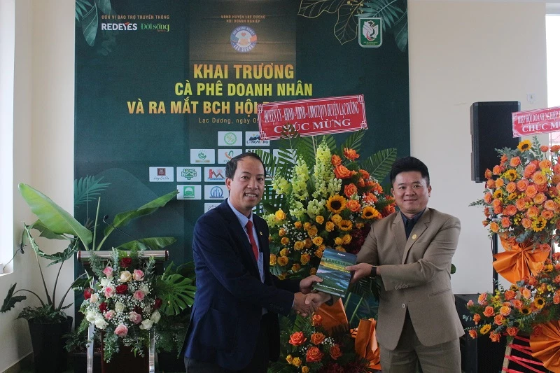 Ông Sử Thanh Hoài (bên trái) – Chủ tịch UBND huyện Lạc Dương, đặt nhiều kỳ vọng vào sự kết nối, hợp tác giữa Chi hội Doanh nghiệp và CLB OCOP huyện. 