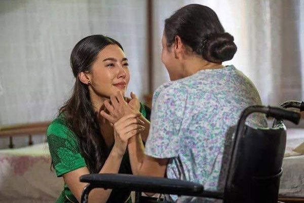 Về ra mắt nhà bạn trai, em nản chí khi thấy gia cảnh bần cùng, ai ngờ trước khi ra về, mẹ anh níu lại dúi vào tay em một thứ không thể tin nổi