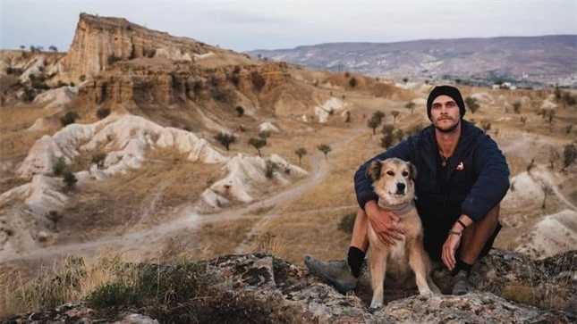 Chàng trai cùng cún cưng đi bộ vòng quanh thế giới suốt 7 năm ảnh 4