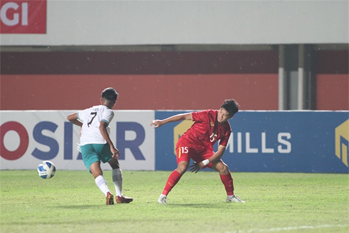 U16 Việt Nam (áo đỏ) đã chơi đầy nỗ lực - Ảnh: Trí Công