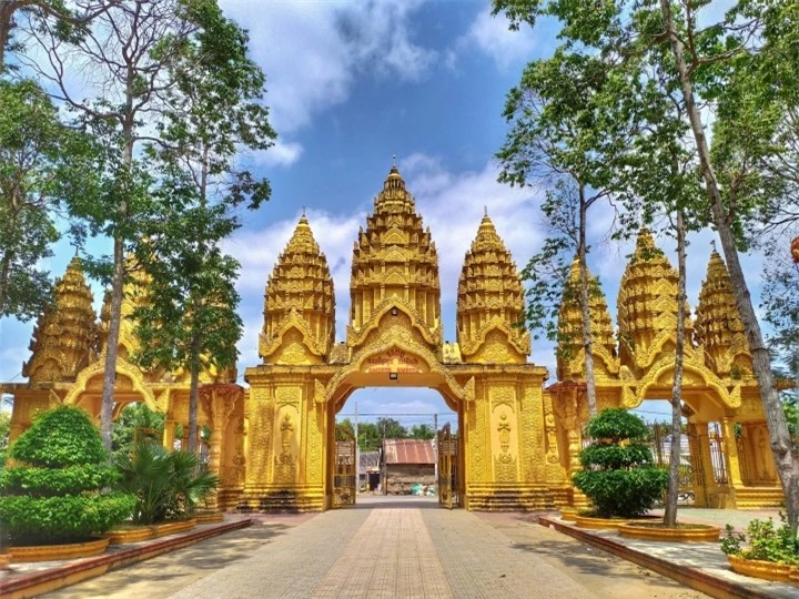 Ngôi chùa ‘dát vàng’ có lịch sử hơn 600 năm ở Trà Vinh nguy nga như cung điện - 1