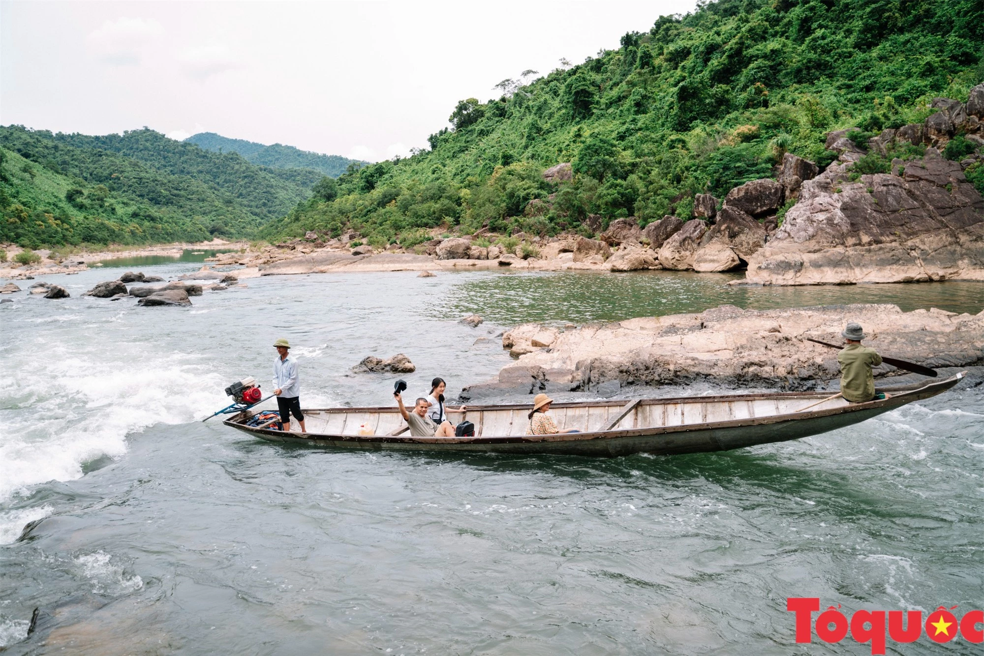 Thót tim với cảnh người dân vượt Thác Tam Lu - Ảnh 2.