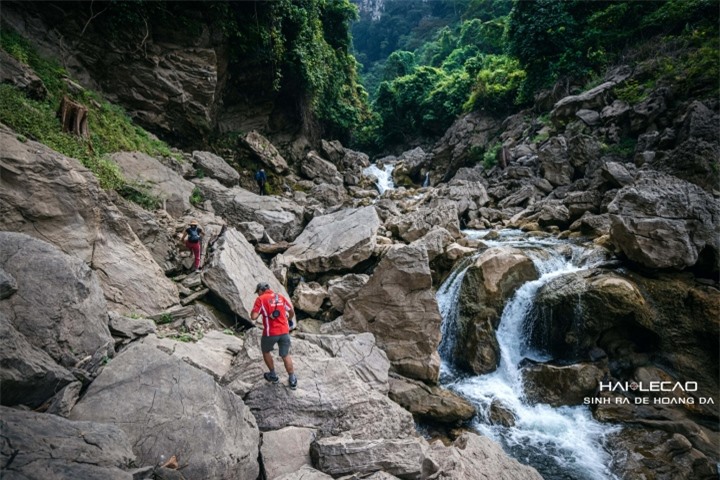 Vẻ nguyên sơ, hoang dại ở ngọn thác khó chinh phục bậc nhất núi rừng Tuyên Quang - 4