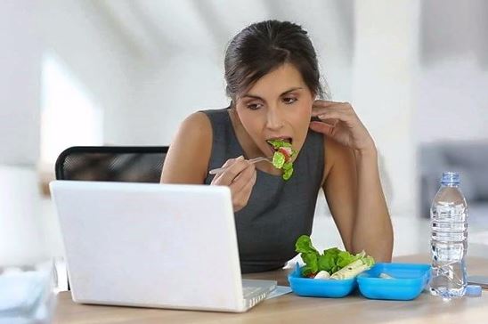 4 sai lầm khi ăn trưa khiến bạn tăng cân không kiểm soát