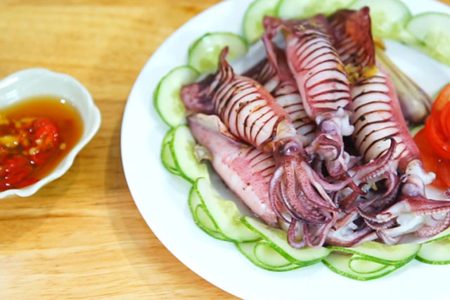 Hấp mực đừng dùng nước lã: Sử dụng thứ này mực giòn ngọt, không tanh