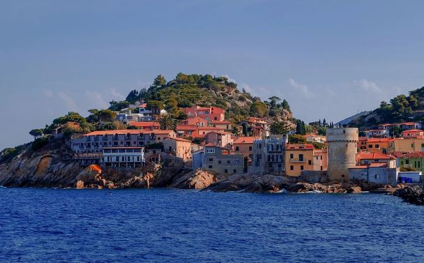 Hòn đảo "sợ mưa" nhất thế giới: Chỉ cần mưa quá 2 tiếng, du khách tận hưởng miễn phí trong khu nghỉ dưỡng như thiên đường