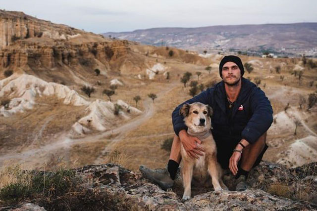 Chàng trai cùng cún cưng đi bộ vòng quanh thế giới suốt 7 năm