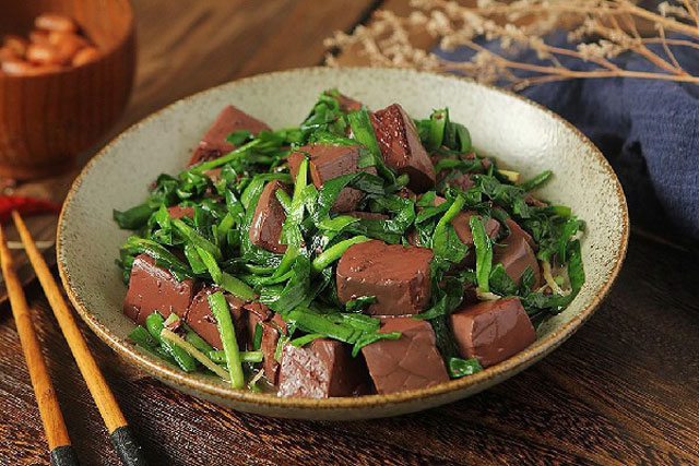 Xào tiết lợn đừng cho luôn vào chảo, thêm 1 bước để tiết mềm mà không nát