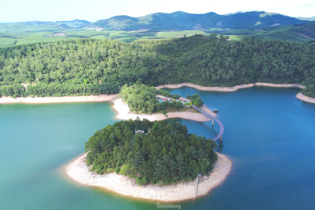 Mê mẩn cảnh đẹp trong lòng hồ Kẻ Gỗ