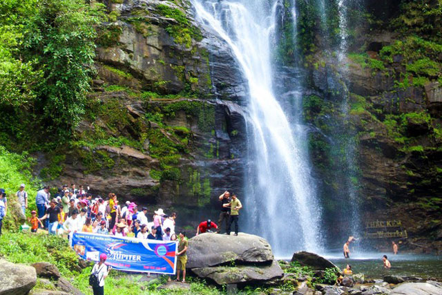 Choáng ngợp trước vẻ đẹp của Thác Kèm - 'Dải lụa trắng' giữa đại ngàn