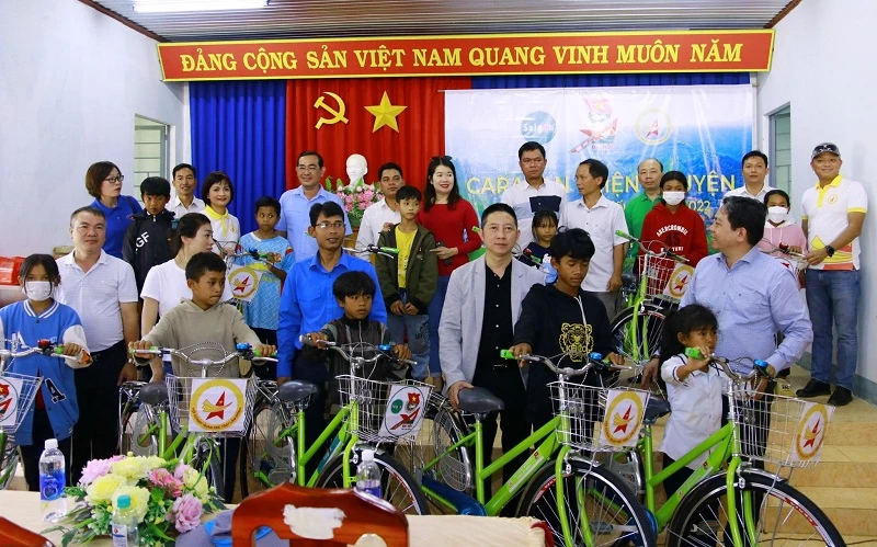 Tặng xe đạp và quà Trung thu cho các em học sinh có hoàn cảnh khó khăn vươn lên học giỏi trên địa bàn xã Sơn Điền.