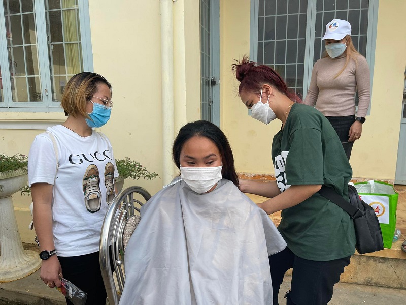 Các bạn tình nguyện viên của đoàn Caravan cắt tóc miễn phí cho người dân địa phương.
