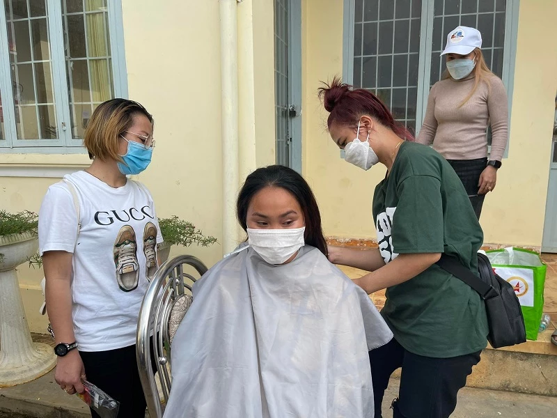 Các bạn tình nguyện viên của đoàn Caravan cắt tóc miễn phí cho người dân địa phương.