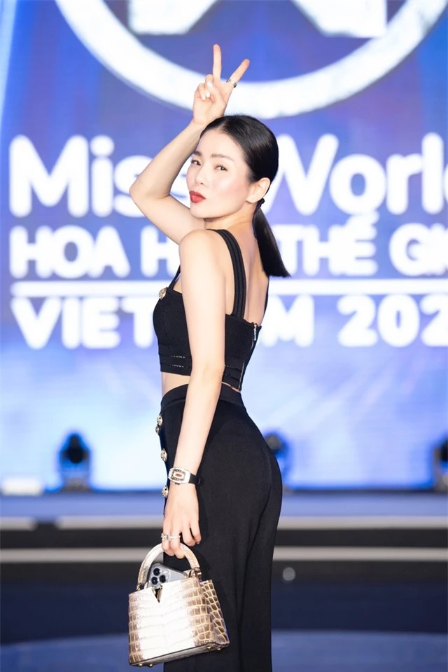 Trực tiếp Chung kết Miss World Vietnam 2022: Dàn nàng hậu chuẩn bị đổ bộ thảm đỏ, top 37 sẵn sàng tỏa sáng!  - Ảnh 3.