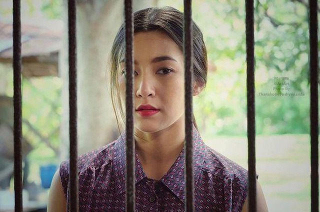 Đang dọn dẹp thì có 2 người lạ mặt tìm đến và mở bung một tập giấy tờ cho tôi đọc, càng đọc tôi càng tím tái mặt mày vì những việc tày trời của chồng mình