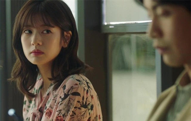 Vô tình lật tấm ảnh cưới treo tường thì 1 chiếc thẻ nhớ rơi ra, con người thật của chồng được phơi bày khiến tôi ngã quỵ