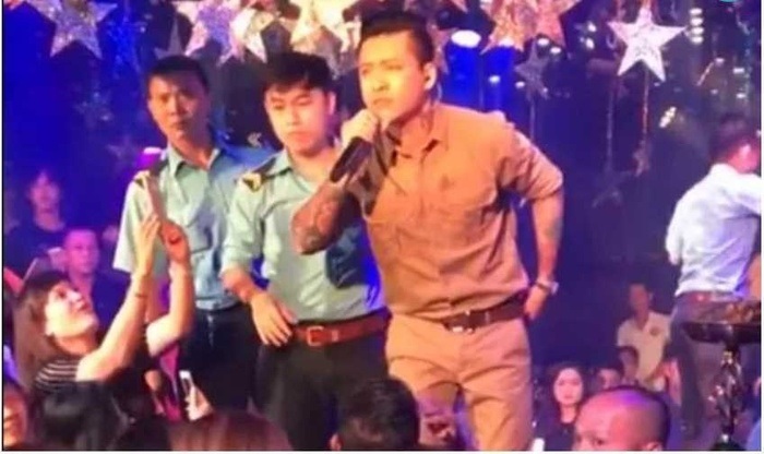 Đang hát thì bị ném ly lên sân khấu, Tuấn Hưng thẳng thắn đối chất với khán giả