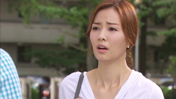 Bắt gặp chồng dúi xấp tiền dày cộm vào tay cô hàng xóm trẻ, tôi phẫn nộ lao ra chất vấn, để rồi sau đó phải cuống quýt về nhà lấy thêm 50 triệu cho cô ta