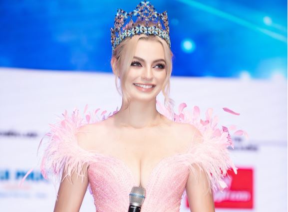 Hoa hậu Thế giới 2021 Karolina Bielawska xinh đẹp ở Việt Nam: Trước đây, tôi cũng có tập boxing