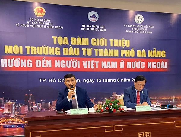 Phó Chủ tịch Thường trực UBND TP Đà Nẵng Hồ Kỳ Minh và ông Phùng Công Dũng, Chủ nhiệm Ủy ban về NVNONN tại TP Hồ Chí Minh chủ trì tọa đàm tại đầu cầu TP Hồ Chí Minh