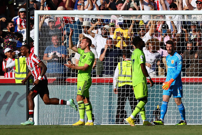 Thảm bại trước Brentford, MU xuống đáy BXH Premier League 2022/23