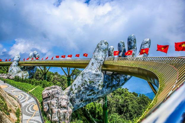 Cầu Vàng tại Việt Nam khiến cả thế giới “phát sốt”: Xuất hiện trong phim nước ngoài, nhận cơn mưa lời khen từ truyền thông quốc tế