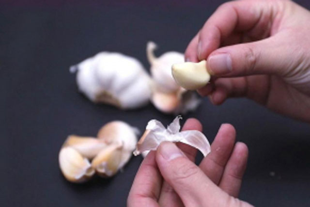 4 cách lột vỏ tỏi cực nhanh, không sợ hôi tay