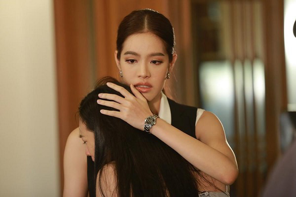 Sang chơi với chị gái, em hốt hoảng thấy cháu nằm trên nôi một mình, gọi mãi vẫn không nghe tiếng chị nhưng vừa nhìn vào góc bếp thì rụng rời