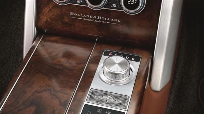 Tại các vị trí trên ghế ngồi, bảng điều khiển hay vị trí nắm tay kéo mở của xe đều được trang trí bởi logo Holland & Holland. 
