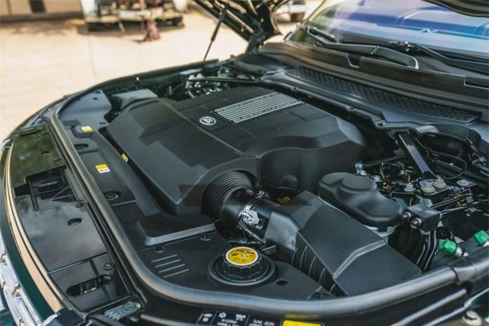 Các mẫu Range Rover Holland & Holland Edition sử dụng động cơ V8 5.0 lít, có khả năng sản sinh 550 mã lực và mô-men xoắn cực đại 681Nm đi kèm hộp số tự động 8 cấp.