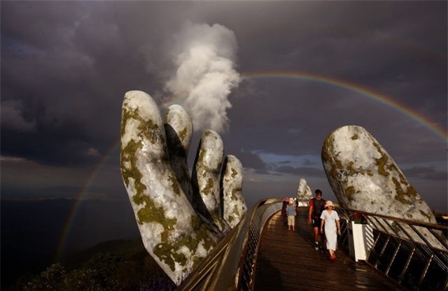 Chẳng phải địa điểm thiên nhiên trác tuyệt nào, Cầu Vàng tại Việt Nam khiến cả thế giới “phát sốt”, nhận cơn mưa lời khen từ các hãng thông tấn quốc tế - Ảnh 6.