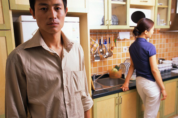 Đêm nào cũng nghe tiếng khóc của vợ ở phòng bên, tôi không sao ngủ được cho tới ngày đi làm về sớm và nhìn thấy chuyện xảy ra trong bếp