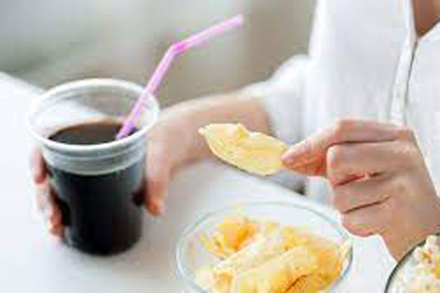 Phụ nữ không muốn xương khớp ''hỏng'' hết thì đừng nạp vào người 4 thực phẩm này, dân văn phòng càng phải tránh xa