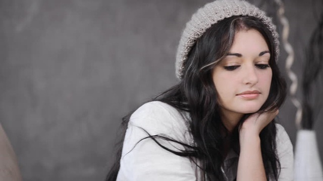 Trong bữa cơm, em chồng nhếch mép chê bai: "Anh trai sợ vợ như sợ cọp", tôi cười rồi hỏi nhẹ một câu khiến chú ấy im bặt