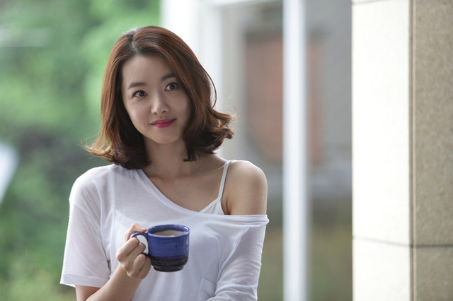 Phát hiện chồng có liên hệ đáng ngờ với gái lạ, vợ trẻ mua hoa đem tặng nhưng sau đó "ra chiêu" khiến cả 2 quỳ gối xin tha