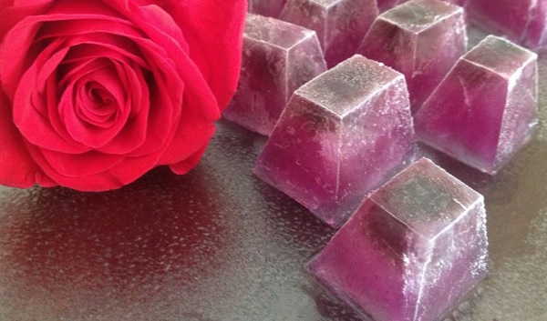 Cách làm đá viên hoa hồng thu nhỏ lỗ chân lông