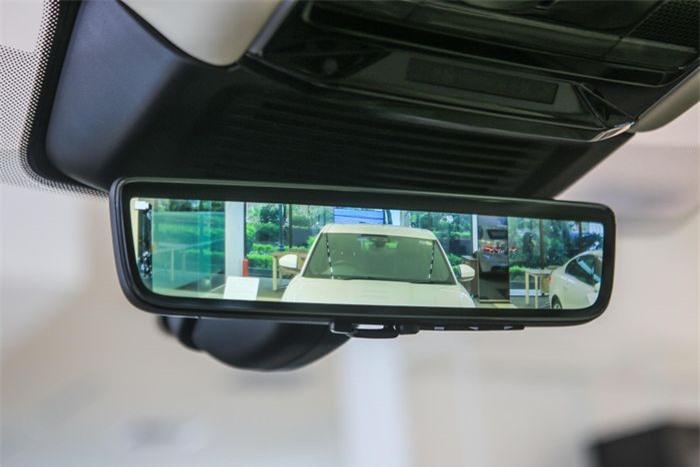  Tất cả phiên bản Range Rover được trang bị gương chiếu hậu trung tâm điện tử, người lái có thể lựa chọn quan sát thông qua gương phản chiếu hoặc hình ảnh truyền từ camera đặt phía trên vây cá. 