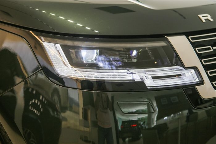 Hệ thống đèn chiếu sáng với dải DRL đặc trưng của dòng Range Rover trong nhiều thế hệ. 