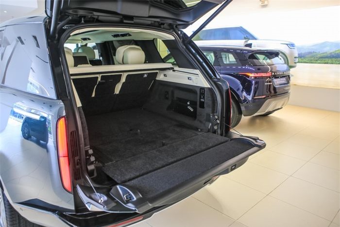  Ngoài phiên bản 4 chỗ, Range Rover LWB Autobiography còn có tùy chọn 7 chỗ. Giá bán của phiên 7 chỗ từ 11,409 tỷ đồng. 