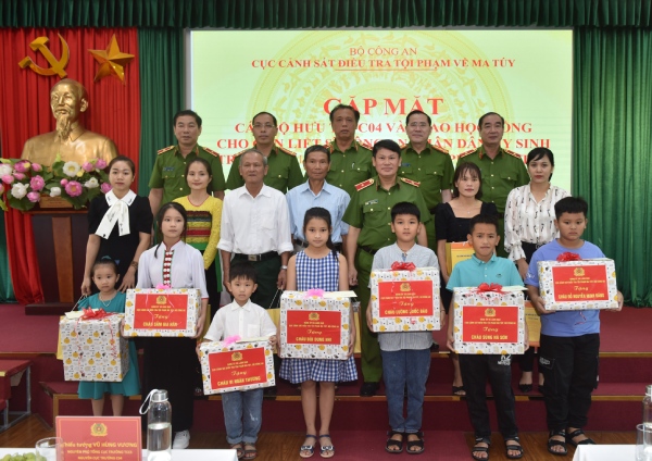 Phần quà ý nghĩa trao tặng con các liệt sỹ trước thềm năm học mới