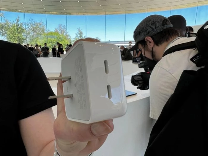  Apple chỉ trang bị củ sạc thường 30W nên nếu muốn sở hữu sạc nhanh 67 W người dùng phải mua riêng với giá 59 USD. Ảnh: The Verge. 