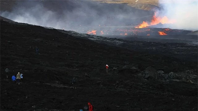 Mọi người đi bộ để xem c&aacute;c vụ phun tr&agrave;o.&nbsp;Văn ph&ograve;ng Kh&iacute; tượng Iceland k&ecirc;u gọi mọi người kh&ocirc;ng đến gần n&uacute;i lửa.