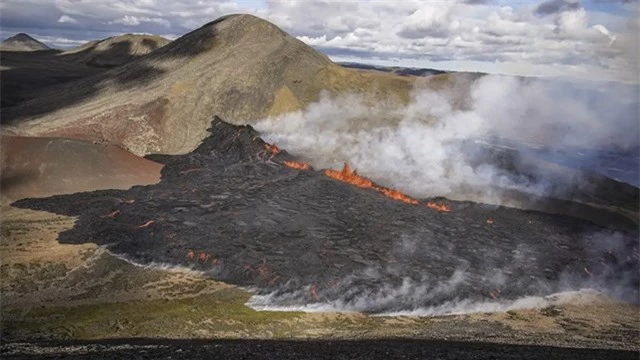 Hơi nước bốc l&ecirc;n v&agrave; dung nham chảy ra từ n&uacute;i lửa Fagradalsfjall ở Iceland.