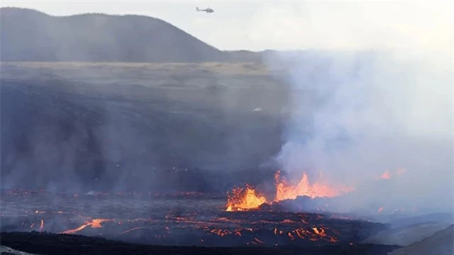 Một chiếc trực thăng bay gần n&uacute;i lửa Fagradalsfjall ở Iceland.