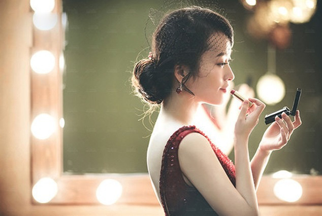 Mở miệng ra chê vợ xấu, chồng lo sốt vó khi vợ bất ngờ tân trang nhan sắc