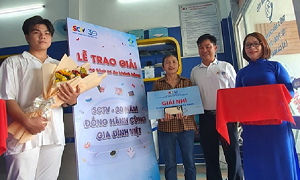 SCTV trao iPhone 13 Pro cho khách hàng trúng thưởng