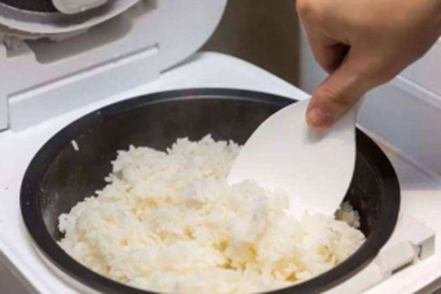 Nấu cơm đơn giản nhưng nhiều người vẫn mắc sai lầm nhỏ này khiến cơm không dẻo ngon mà còn mất đi dinh dưỡng