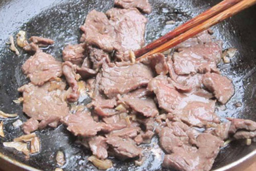 Xào thịt bò bằng dầu nóng: Sai lầm bà nội trợ nào cũng mắc phải khiến món ăn vừa khô vừa dai