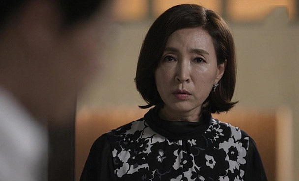 Ngày tôi sinh con, mẹ chồng từ đâu trở về khóc lóc xin tha thứ