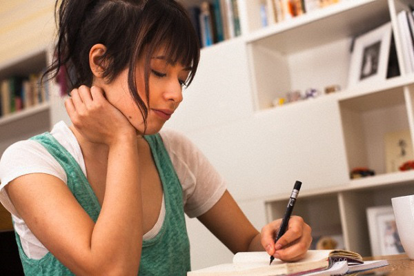 Bỗng nhiên mẹ chồng gọi điện giục vợ chồng tôi về quê gấp, về đến nơi thì bà dúi cho tôi một chiếc phong bì cũ chứa 30 triệu